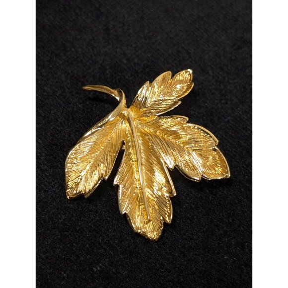 Vintage Napier Gold Tone Brushed Texture Maple Leaf Brooch Pin - Picture 1 of 11
